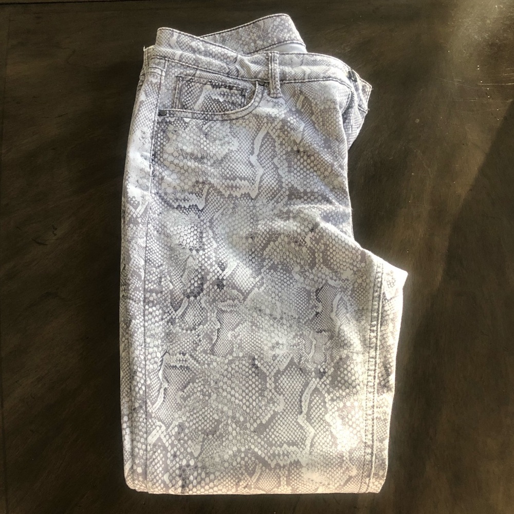 White House Black Market “the skinny” jean. Size 8